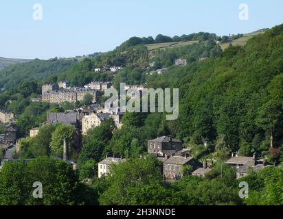 Vue sur les rues et les maisons du pont hebden dans le West yorkshire en été entouré d'arbres Banque D'Images