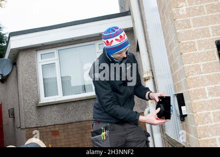 Installation d'un point de recharge de voiture électrique sur une maison à Aberdeen en Écosse Banque D'Images