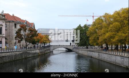 Berlin, Allemagne, 19 octobre 2021, vue d'automne sur la rivière Spree jusqu'à l'île des musées avec les colonnades de la galerie James Simon et de la Pergam Banque D'Images