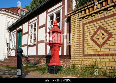 Alarme incendie historique en face d'une ancienne maison à colombages dans la vieille ville de Berlin Spandau Banque D'Images