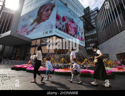 Kuala Lumpur, Malaisie.29 octobre 2021.Les piétons portant des masques de protection contre la propagation du covid-19 ont vu marcher le long d'un centre commercial à Kuala Lumpur.Crédit : SOPA Images Limited/Alamy Live News Banque D'Images