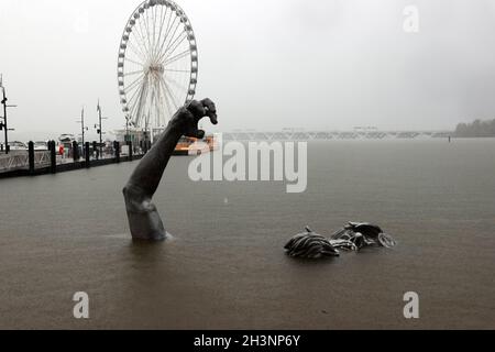 Oxon Hill, MD, États-Unis.29 octobre 2021.Vue de la sculpture « The Awakening » au port national d'Oxon Hill, presque entièrement couverte de la ville de Nor'easter qui touche actuellement le Maryland le 29 octobre 2021.Crédit : Mpi34/Media Punch/Alamy Live News Banque D'Images