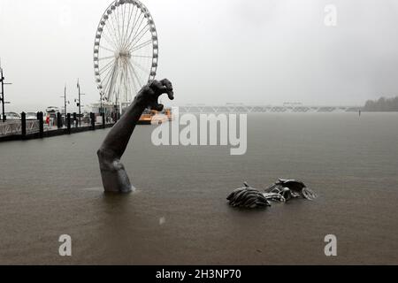 Oxon Hill, MD, États-Unis.29 octobre 2021.Vue de la sculpture « The Awakening » au port national d'Oxon Hill, presque entièrement couverte de la ville de Nor'easter qui touche actuellement le Maryland le 29 octobre 2021.Crédit : Mpi34/Media Punch/Alamy Live News Banque D'Images