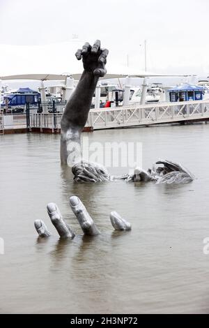 Oxon Hill, MD, États-Unis.29 octobre 2021.Vue de la sculpture « The Awakening » au port national d'Oxon Hill, presque entièrement couverte de la ville de Nor'easter qui touche actuellement le Maryland le 29 octobre 2021.Crédit : Mpi34/Media Punch/Alamy Live News Banque D'Images