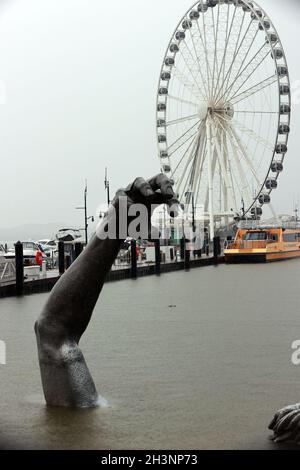 Oxon Hill, MD, États-Unis.29 octobre 2021.Vue de la sculpture « The Awakening » au port national d'Oxon Hill, presque entièrement couverte de la ville de Nor'easter qui touche actuellement le Maryland le 29 octobre 2021.Crédit : Mpi34/Media Punch/Alamy Live News Banque D'Images