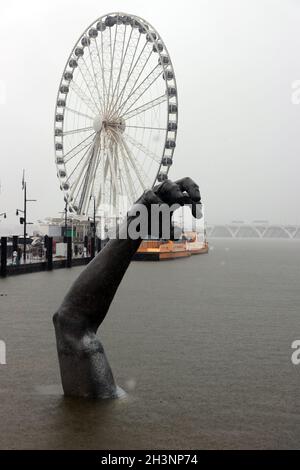 Oxon Hill, MD, États-Unis.29 octobre 2021.Vue de la sculpture « The Awakening » au port national d'Oxon Hill, presque entièrement couverte de la ville de Nor'easter qui touche actuellement le Maryland le 29 octobre 2021.Crédit : Mpi34/Media Punch/Alamy Live News Banque D'Images