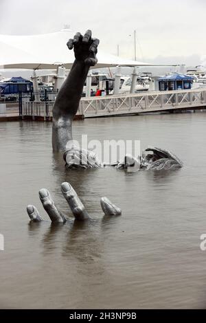 Oxon Hill, MD, États-Unis.29 octobre 2021.Vue de la sculpture « The Awakening » au port national d'Oxon Hill, presque entièrement couverte de la ville de Nor'easter qui touche actuellement le Maryland le 29 octobre 2021.Crédit : Mpi34/Media Punch/Alamy Live News Banque D'Images