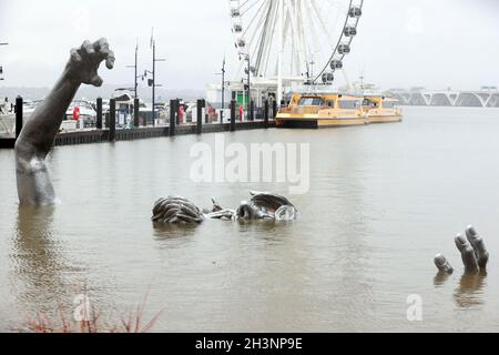 Oxon Hill, MD, États-Unis.29 octobre 2021.Vue de la sculpture « The Awakening » au port national d'Oxon Hill, presque entièrement couverte de la ville de Nor'easter qui touche actuellement le Maryland le 29 octobre 2021.Crédit : Mpi34/Media Punch/Alamy Live News Banque D'Images