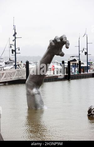 Oxon Hill, MD, États-Unis.29 octobre 2021.Vue de la sculpture « The Awakening » au port national d'Oxon Hill, presque entièrement couverte de la ville de Nor'easter qui touche actuellement le Maryland le 29 octobre 2021.Crédit : Mpi34/Media Punch/Alamy Live News Banque D'Images