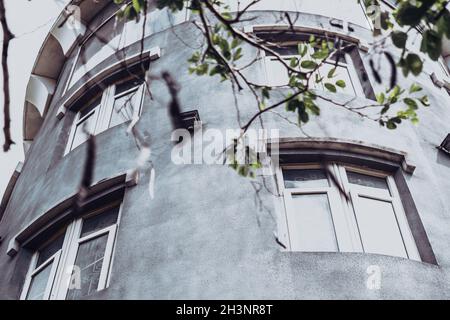 E vue de bas en béton tour de ciel bâtiment forteresse médiévale château de chevalier style phares. Grande fenêtre mur gris.Effet gris foncé.Inhabituel Banque D'Images