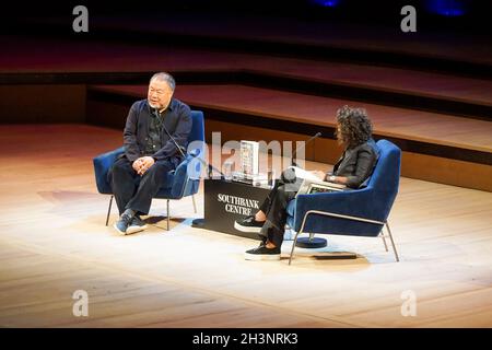 Londres, Royaume-Uni, 29 octobre 2021 : l'artiste ai Weiwei a lancé son autobiographie « 1000 ans de Joys et de Sorrows » au Royal Festival Hall dans le cadre du London Literature Festival.L'artiste a été interviewé par le journaliste de la BBC Razia Iqbal au sujet de sa famille en Chine, de sa détention par les autorités chinoises et de son art. pour marquer l'occasion, une nouvelle œuvre d'ai a été projetée sur l'extérieur du bâtiment,comprenant des citations d'une sélection internationale d'écrivains et de militants.Anna Watson/Alay Live News Banque D'Images