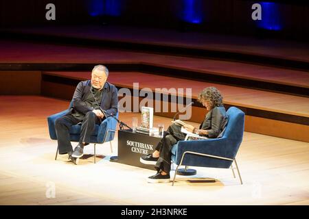 Londres, Royaume-Uni, 29 octobre 2021 : l'artiste ai Weiwei a lancé son autobiographie « 1000 ans de Joys et de Sorrows » au Royal Festival Hall dans le cadre du London Literature Festival.L'artiste a été interviewé par le journaliste de la BBC Razia Iqbal au sujet de sa famille en Chine, de sa détention par les autorités chinoises et de son art. pour marquer l'occasion, une nouvelle œuvre d'ai a été projetée sur l'extérieur du bâtiment,comprenant des citations d'une sélection internationale d'écrivains et de militants.Anna Watson/Alay Live News Banque D'Images