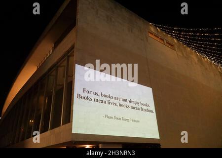 Londres, Royaume-Uni, 29 octobre 2021 : l'artiste ai Weiwei a lancé son autobiographie « 1000 ans de Joys et de Sorrows » au Royal Festival Hall dans le cadre du London Literature Festival.L'artiste a été interviewé par le journaliste de la BBC Razia Iqbal au sujet de sa famille en Chine, de sa détention par les autorités chinoises et de son art. pour marquer l'occasion, une nouvelle œuvre d'ai a été projetée sur l'extérieur du bâtiment,comprenant des citations d'une sélection internationale d'écrivains et de militants.Anna Watson/Alay Live News Banque D'Images