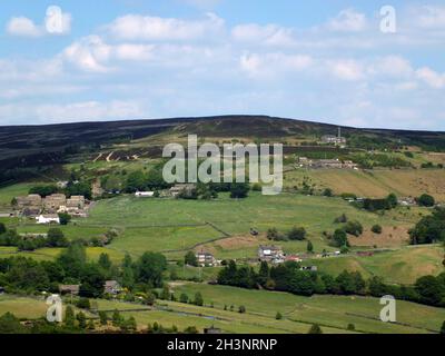 Vue panoramique sur la vallée de la calder dans le West yorkshire avec village de moueurs midgley et fermes en été Banque D'Images