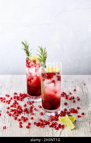 Pomegranate Gimlet - un cocktail à base de gin avec jus de citron vert, le gin peut être remplacé par de la vodka. Banque D'Images