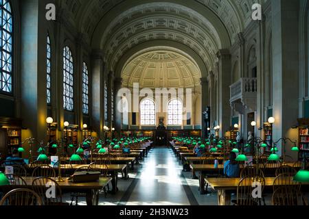 Boston, USA - 22 octobre 2021: Salle de lecture au bâtiment McKim où vous pouvez étudier, faire des recherches ou lire, situé dans la bibliothèque publique de Boston Banque D'Images