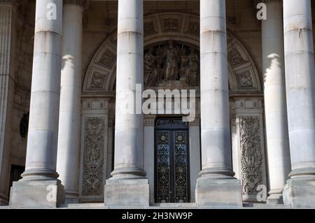 Vue rapprochée de l'entrée principale de l'hôtel de ville de Leeds dans le west yorkshire Banque D'Images