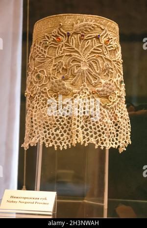 Kokoshnik, élément du costume national russe des femmes. Vêtements nationaux russes. Banque D'Images