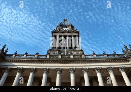 Vue sur l'avant de l'hôtel de ville de Leeds dans le West yorkshire montrant la tour de l'horloge Banque D'Images