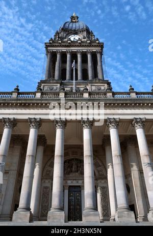 Vue sur l'avant de l'hôtel de ville de Leeds dans le West yorkshire montrant la tour de l'horloge Banque D'Images