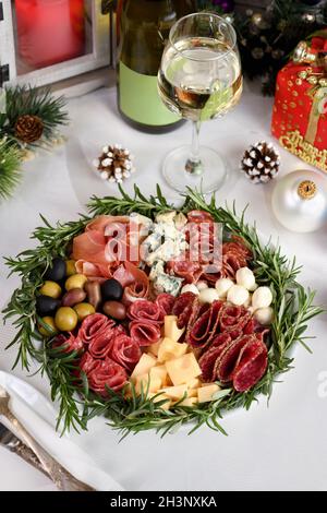 Assiette de hors-d'œuvre variée avec salami et fromage, jambon de Parme, olives.Un antipasti original Banque D'Images