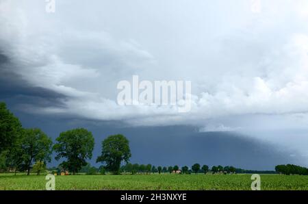 L'arrivée d'une grande tempête, tempête ou ouragan sur le paysage de campagne. Banque D'Images