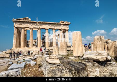 Athènes - 8 mai 2018 : temple du Parthénon sur l'Acropole d'Athènes, Grèce.C'est la principale attraction touristique d'Athènes.Les gens visitent les ruines grecques antiques sur à Banque D'Images