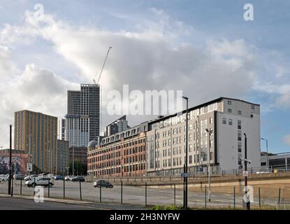 Parking sur la route New york à leeds en regardant vers la rue nord et les développements d'appartement autour de l'arène Banque D'Images