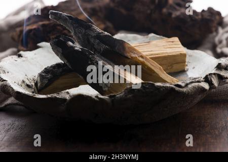 Cérémonie de maculage en utilisant le bâton d'encens en bois Saint de Palo Santo péruvien Banque D'Images