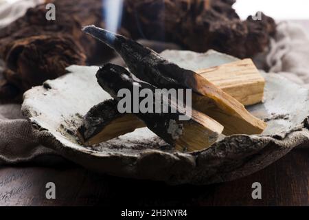 Cérémonie de maculage en utilisant le bâton d'encens en bois Saint de Palo Santo péruvien Banque D'Images