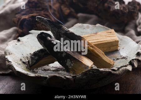 Cérémonie de maculage en utilisant le bâton d'encens en bois Saint de Palo Santo péruvien Banque D'Images