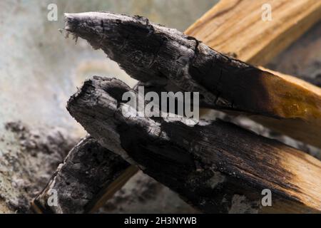 Cérémonie de maculage en utilisant le bâton d'encens en bois Saint de Palo Santo péruvien Banque D'Images