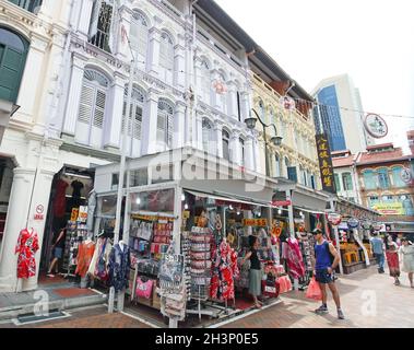 De vieilles maisons de magasins et des étals de marché vendant des vêtements et des souvenirs dans la rue Trengganu avec plusieurs personnes dans le quartier chinois, à Singapour. Banque D'Images