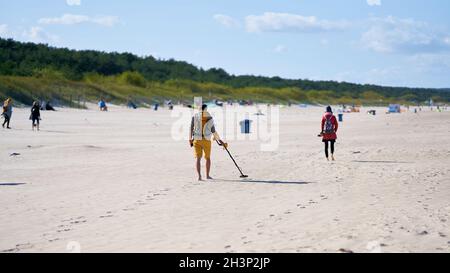 Chasseur de trésors avec détecteur de métaux sur la plage de Swinoujscie Sur la côte Baltique polonaise Banque D'Images