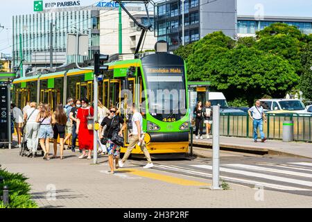 Poznan, Pologne - 09 août 2021.Tramway vert à la station en direction de Staroleka Mala Banque D'Images