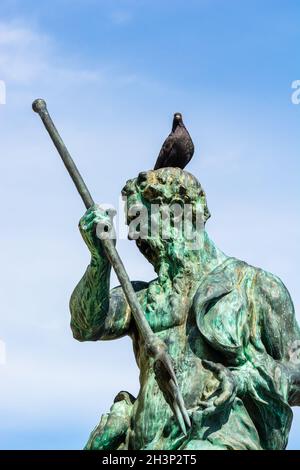 Poznan, Pologne - 09 août 2021.Fontaine de Neptune avec le pigeon assis sur la tête Banque D'Images