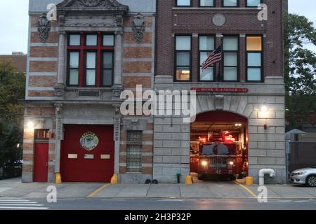 Fire Company hors service comme le mandat de COVID Vaccine commence à New York, NY États-Unis Banque D'Images