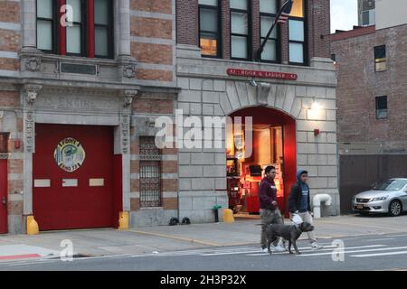 Fire Company hors service comme le mandat de COVID Vaccine commence à New York, NY États-Unis Banque D'Images