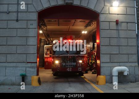 Fire Company hors service comme le mandat de COVID Vaccine commence à New York, NY États-Unis Banque D'Images