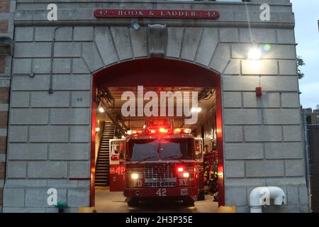 Fire Company hors service comme le mandat de COVID Vaccine commence à New York, NY États-Unis Banque D'Images