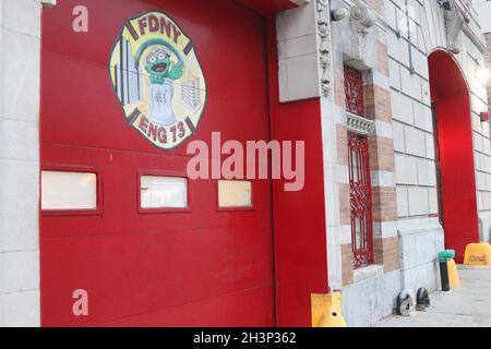 Fire Company hors service comme le mandat de COVID Vaccine commence à New York, NY États-Unis Banque D'Images