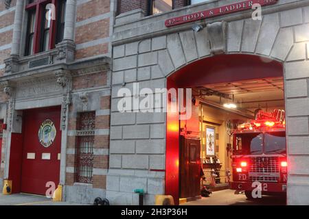 Fire Company hors service comme le mandat de COVID Vaccine commence à New York, NY États-Unis Banque D'Images