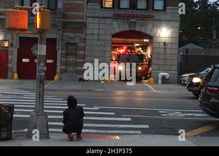 Fire Company hors service comme le mandat de COVID Vaccine commence à New York, NY États-Unis Banque D'Images