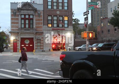 Fire Company hors service comme le mandat de COVID Vaccine commence à New York, NY États-Unis Banque D'Images