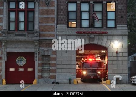 Fire Company hors service comme le mandat de COVID Vaccine commence à New York, NY États-Unis Banque D'Images