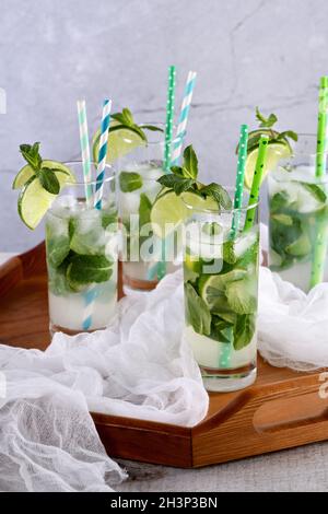 Eau rafraîchissante infusée au concombre, à la menthe et à la chaux. Boisson d'été cocktail limonade. Boisson saine Banque D'Images