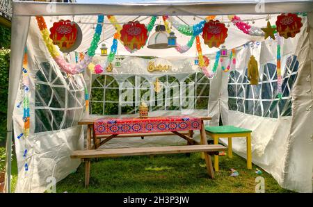 Table de nourriture iftar à la maison à l'extérieur sous une tente de fête.Repas du soir pour le ramadan.Cuisine arabe.Déjeuner traditionnel du Moyen-Orient. Banque D'Images