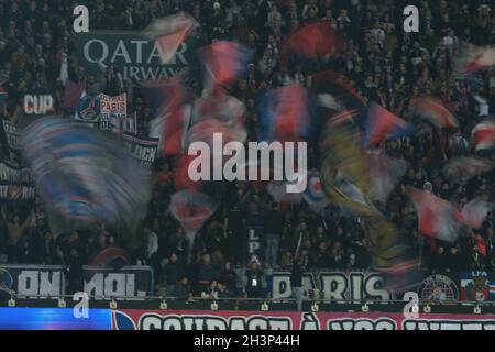 Paris, France.30 octobre 2021.Fans de PSG en action pendant le championnat de football français, Ligue 1 Uber Eats, entre Paris Saint Germain et Lille au Parc des Princes Stadium - Paris France.Crédit : ZUMA Press, Inc./Alay Live News Banque D'Images