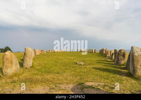 Ystad, Scania, Suède - 06 20 2021 : Ales Stones ancien monument mégalithique Banque D'Images