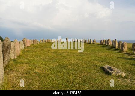 Ystad, Scania, Suède - 06 20 2021 : Ales Stones ancien monument mégalithique Banque D'Images